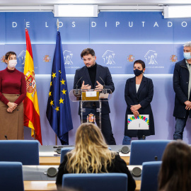 El portavoz parlamentario de ERC, Gabriel Rufián, en rueda de prensa conjunta mientras tiene lugar una sesión plenaria en el Congreso de los Diputados, a 23 de noviembre de 2021, en Madrid, (España). El proyecto de Presupuestos Generales de