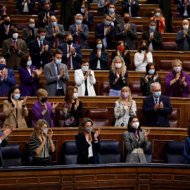 25/11/2021.- El presidente del Gobierno, Pedro Sánchez (i) aplaude junto al resto de la bancada del Gobierno durante el pleno celebrado este jueves en el Congreso. El Congreso de los Diputados ha aprobado este jueves el proyecto de Ley de P