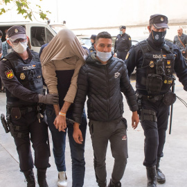 Uno de los doce detenidos del grupo de pasajeros magrebíes que huyó el pasado viernes de un avión que aterrizó de urgencia en Palma, a 8 de noviembre de 2021.