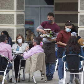 Varias personas, en la terraza de un bar a 9 de mayo de 2021, en Ribadeo, Lugo, Galicia.