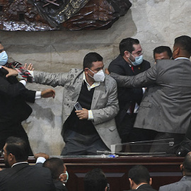 23/01/2022 El diputado del Partido Libertad y Refundación (Libre) Rassel Tome trata de agredir a Jorge Calix en el Parlamento de Honduras