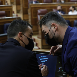 17/03/2022.- EL portavoz socialista Héctor Gómez (i) conversa con el portavoz de ERC, Gabriel Rufián (d), durante el pleno del Congreso de los Diputados, este jueves. EFE/ Zipi