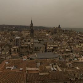 16/03/2022-Vista de cielo cubierto de polvo del Sahara por la calima sobre Toledo, este miércoles