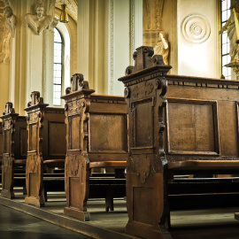 Varias filas de bancas en una iglesia