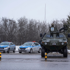Un agente de la ley kazajo es visto en un vehículo blindado en un puesto de control en Nursultan.