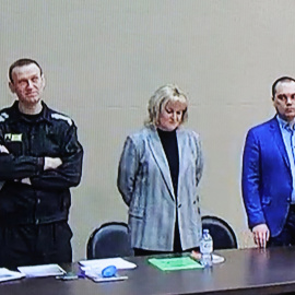 El líder de la oposición rusa Alexei Navalny junto a sus abogados Olga Mikhailova y Vadim Kobzev en la lectura de la sentencia, este martes.