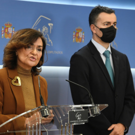07/02/2022.- La diputada socialista Carmen Calvo y el portavoz del Grupo Socialista en el Congreso, Héctor Gómez, dan una rueda de prensa este lunes en la Cámara Baja para informar de la iniciativa del PSOE de registrar en el Congreso una p