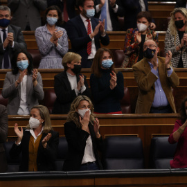 03/02/2022.- El presidente del Gobierno, Pedro Sánchez (i), la vicepresidenta primera Nadia Calviño (2i), la vicepresidenta y ministra de Trabajo, Yolanda Díaz (c), y la ministra de Hacienda María Jesús Montero (d), aplauden después de que 