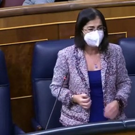 Darias responde a Ayuso: "No es admisible que se cargue contra los profesionales sanitarios"