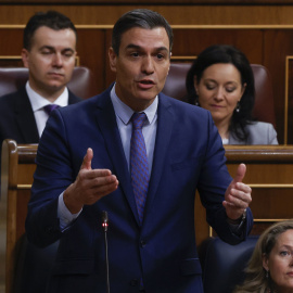27/04/2022.- El presidente del Gobierno, Pedro Sánchez (i) interviene junto a la ministra de Economía y vicepresidenta primera Nadia Calviño (d) durante el Pleno del Congreso celebrado este miércoles. EFE/ J.J.Guillén