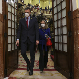 05/04/2022.- El presidente del Gobierno, Pedro Sánchez seguido por la vicepresidenta primera y ministra de Asuntos Económicos y Transformación Digital, Nadia Calviño a su salida del hemiciclo del Congreso donde esta tarde ha intervenido por