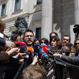 21/04/2022.- El president de la Generalitat de Catalunya, Pere Aragonès, comparece ante la prensa este jueves en el exterior del Congreso. EFE/ J.J. Guillén