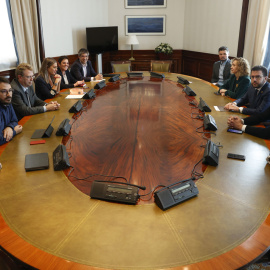 21/04/2022.- El presidente de la Generalitat de Cataluña, Pere Aragonès (3d), fotografiado durante su reunión este jueves al Congreso de los Diputados en Madrid para reunirse con representantes de los partidos que han denunciado haber sido 