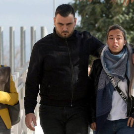 Los padres de Julen, acompañados por su abogada, Antonia Barba, a la izquierda. (EFE)