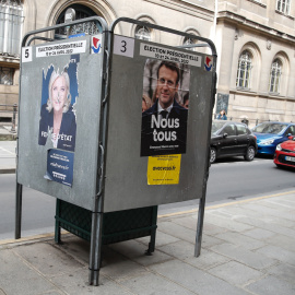 Una persona pasa frente a los carteles de los candidatos presidenciales franceses, en París, Francia, el 29 de marzo de 2022.