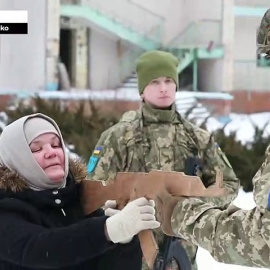 Civiles ucranianos se entrenan con fusiles de madera mientras Europa exprime la vía diplomática