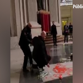 La Audiencia de Madrid juzga al escultor Enrique Tenreiro por la pintada que hizo sobre la tumba de Franco
