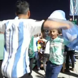 Seguidores cataríes de Messi celebran a lo grande la victoria de Argentina ante México