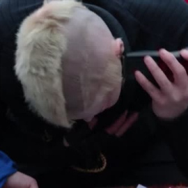 Mechones de pelo en Piccadilly Circus en apoyo a las mujeres de Irán