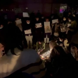 Shanghai celebra una vigilia con velas por las víctimas del incendio de Urumqi