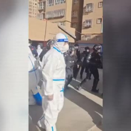 El hartazgo por las restricciones sanitarias desemboca en protestas contra el régimen chino