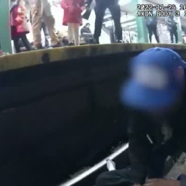 Policías de Nueva York salvan in extremis a un hombre de las vías del metro