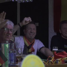 Aficionados alemanes en Torrox celebran el empate de su selección con España en el Mundial