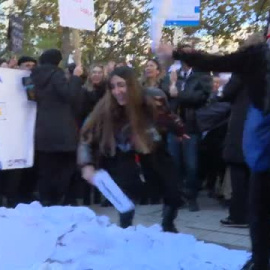 Médicos entregan sus batas a Lasquetty para reclamar más financiación