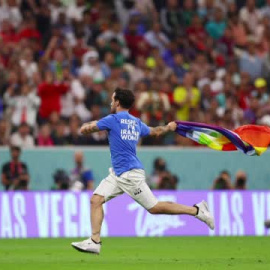 Un espontáneo salta al campo en Catar con una bandera LGTBI