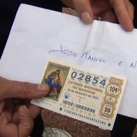 Los 13 vecinos de una aldea de Orense reciben misteriosamente un décimo de Lotería