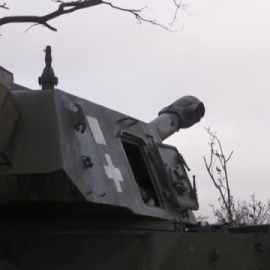 Soldados ucranianos disparan un obús autopropulsado contra posiciones rusas en la región de Donetsk