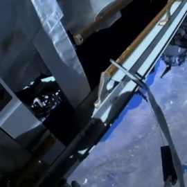 Astronautas de la NASA realizan un paseo espacial para instalar un panel solar en la Estación Espacial Internacional