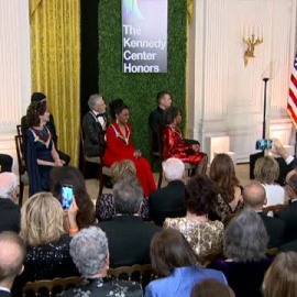 Joe Biden recupera la tradición de asistir a los premios del Kennedy Center