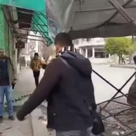 Mueren un policía y un manifestante en el asalto a la sede del Gobierno sirio