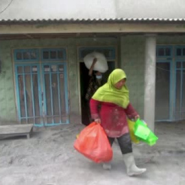 El volcán del Monte Semeru entra en erupción