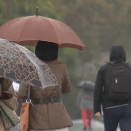 Lluvia y frío para arrancar el puente