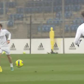 Ejercicio físico y balón en el primer entrenamiento de la semana del Real Madrid