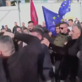 Sali Berisha, líder de Albania, recibe un puñetazo en la cara durante una manifestación en Tirana