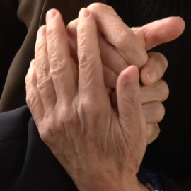 Una pareja de ancianos se reencuentra tras seis meses de separación en dos residencias distintas