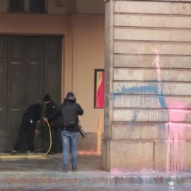 Cinco activistas atacan con pintura la fachada del teatro La Scala de Milán