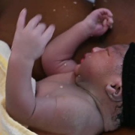 Un bebé nace a bordo del barco de una ONG en el Mediterráneo  