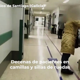 Pacientes encamados en camillas y en sillas de ruedas en los pasillos del hospital Clínico de Santiago (Galicia)