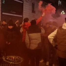 Los aficionados franceses celebran en las calles de París su pase a la final del Mundial