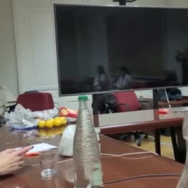 La comunidad llama chantajistas a los médicos encerrados en Sanidad