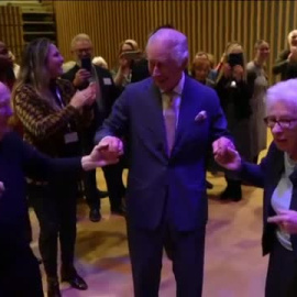 El rey Carlos se pone a bailar en un centro comunitario judío de Londres