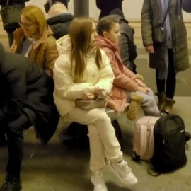 Un ucraniano canta y baila para animar a los residentes de Kiev