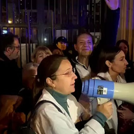 La secretaria general de AMYTS  se dirige a sus compañeros al finalizar su encierro en la Consejería de Sanidad