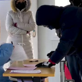 Pekín administra vacunas inhalables para frenar el repunte de COVID 