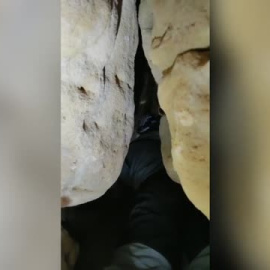 La Guardia Civil rescata a una perra atrapada en una cueva en Teruel
