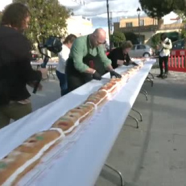 La localidad sevillana de Guillena celebra la llegada de la Navidad con un roscón gigante